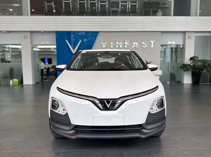 Đuôi xe VinFast VF 5 với tạo hình cánh chim đặc trưng