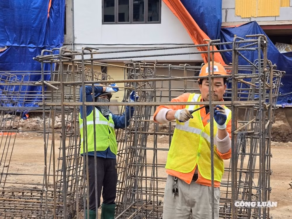 ác tổ công nhân thay nhau làm việc theo ca để kịp tiến độ theo yêu cầu.