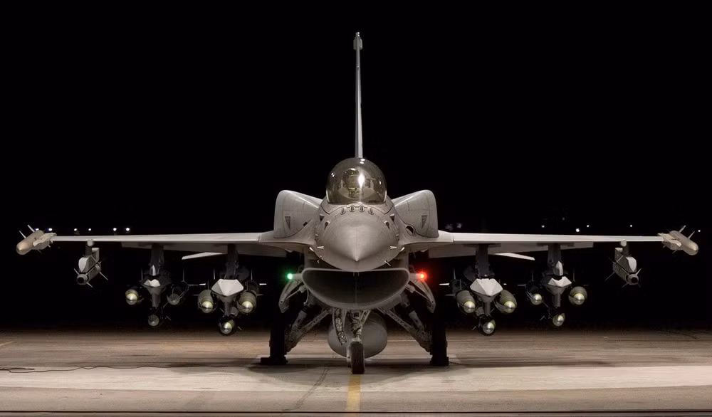 f-16v_cfts-in-hangar_1920.jpg