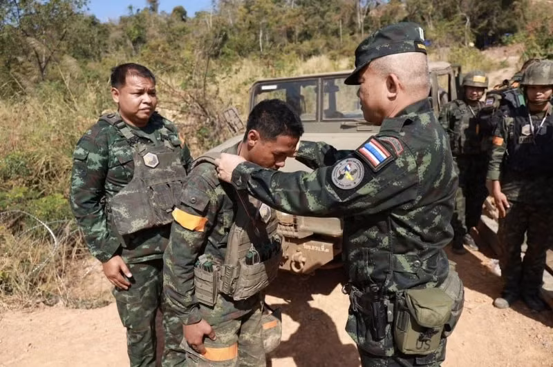 Trung tướng Weerayuth Raksilp, Tư lệnh Quân đoàn 2, thăm các binh sĩ đóng quân tại một vị trí chiến lược gần Đồi 350 thuộc tỉnh Surin. (Ảnh: do đơn vị cung cấp)