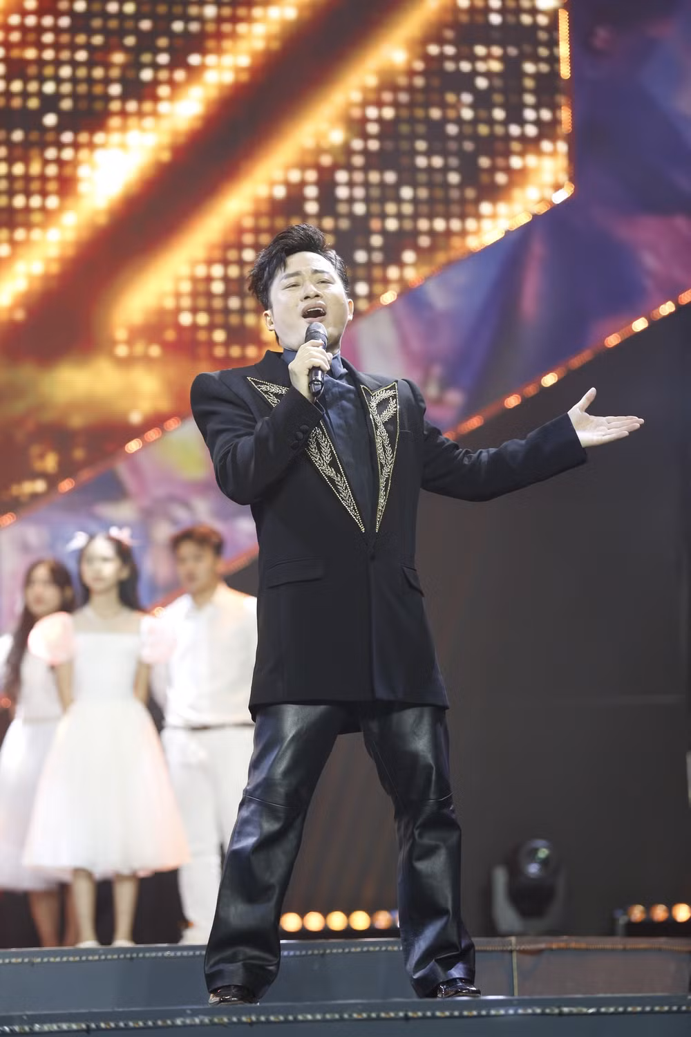 Ca sĩ Tùng Dương cùng dàn hợp xướng biểu diễn tại VTV Countdown 2026