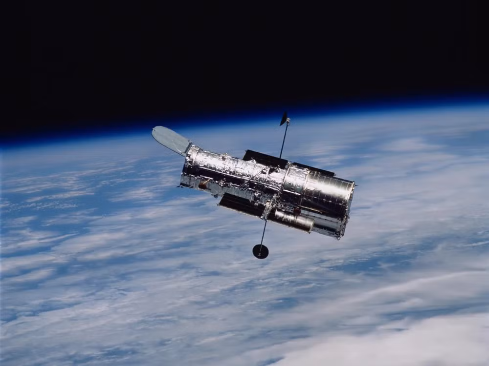 Kính thiên văn vũ trụ Hubble đang hoạt động trên quỹ đạo Trái Đất
