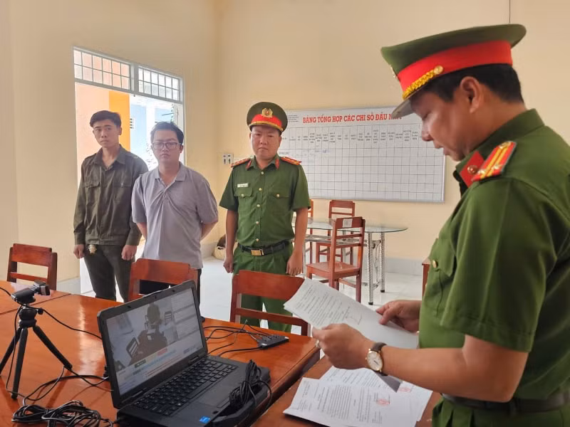 Cán bộ điều tra thi hành các quyết định tố tụng đối với Phạm Duy Tân