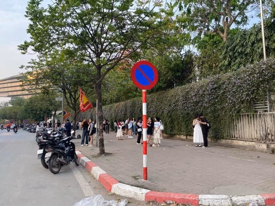 gioi tre ru nhau check in buc tuong hoa tim dang hot tai ha noi hinh 4