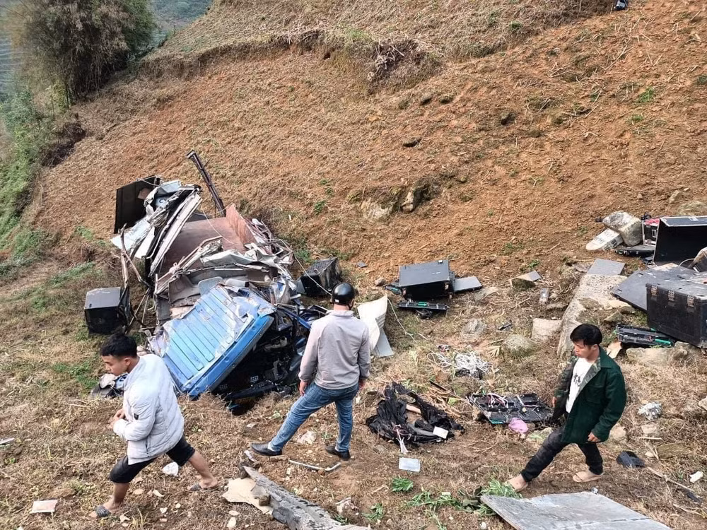 lao cai xe tai mat lai roi xuong vuc sau 100 met 4 nguoi bi thuong hinh 1