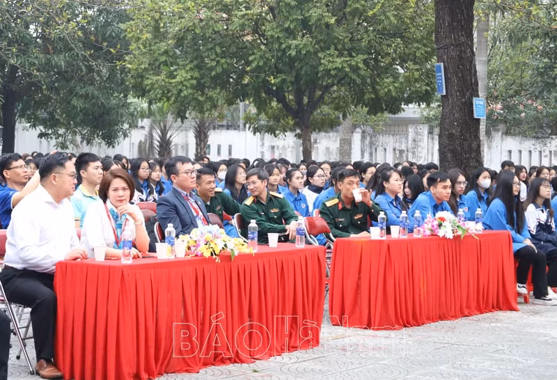 ha nam hon 1000 hoc sinh thpt tham gia ngay hoi tu van huong nghiep va tuyen sinh nam 2024 hinh 1
