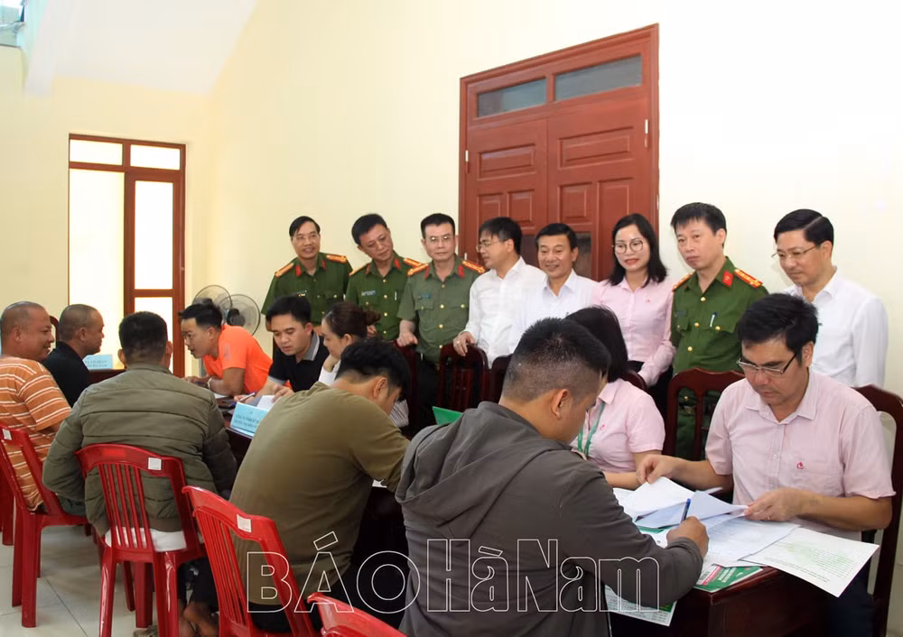 ha nam phien cho cua tinh nguoi giup nguoi lam loi tai hoa nhap cong dong hinh 1