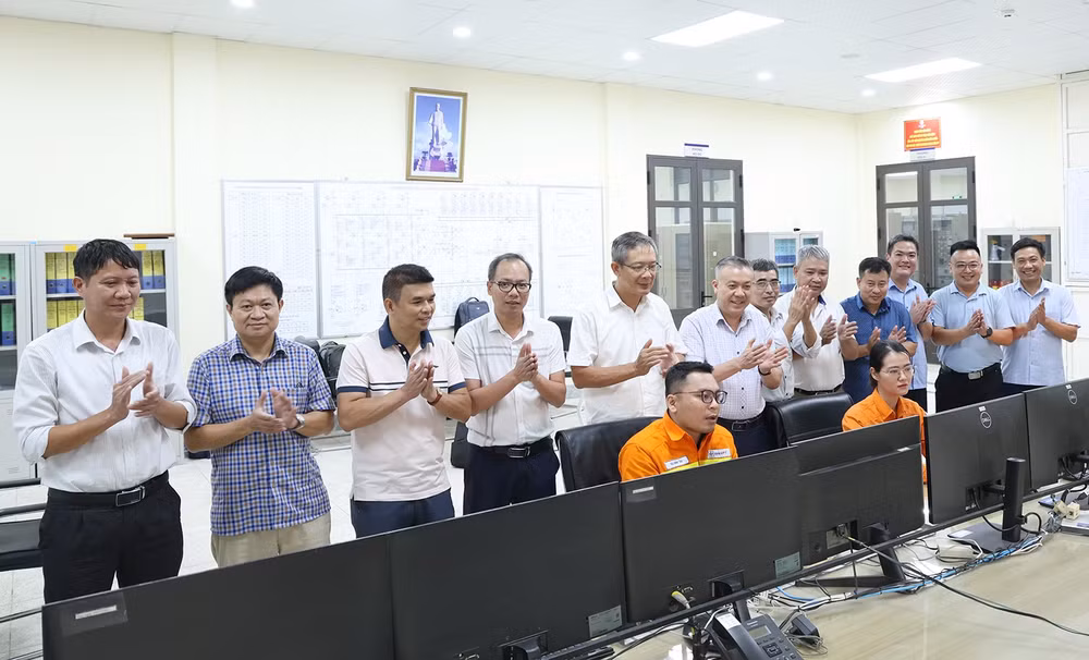 Phó Tổng giám đốc EVNNPT Nguyễn Ngọc Tân (thứ 5 từ trái qua) cùng lãnh đạo NPMB, các đơn vị liên quan chứng kiến thời khắc đóng điện dự án