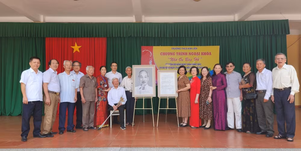 truong-thcs-kim-lien-to-chuc-le-don-nhan-buc-anh-chan-dung-bac-ho-anh-ntcc.jpg