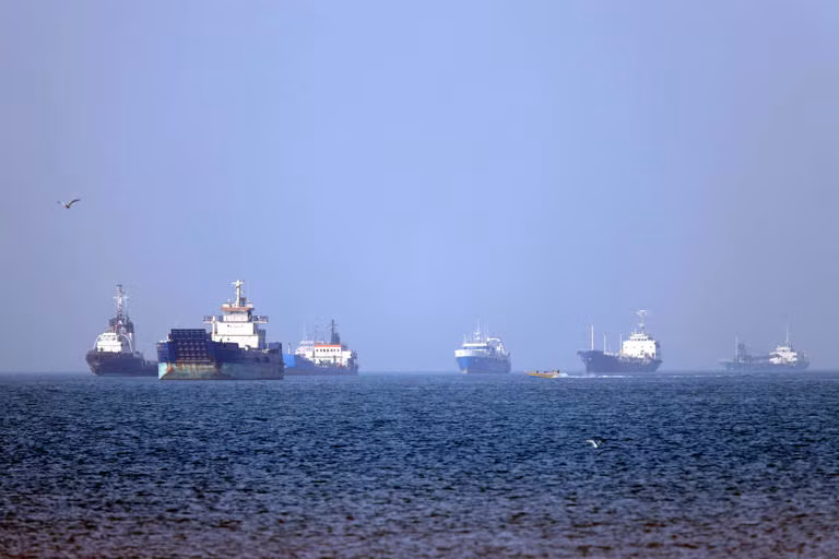 Tàu hàng tại eo biển Hormuz. Ảnh: Inquirer