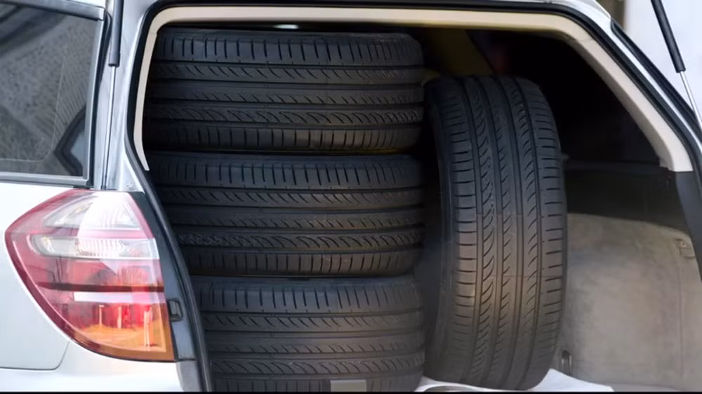 Một bộ lốp mới được đóng gói trong cốp xe của một chiếc SUV crossover. Ảnh:Shutterstock