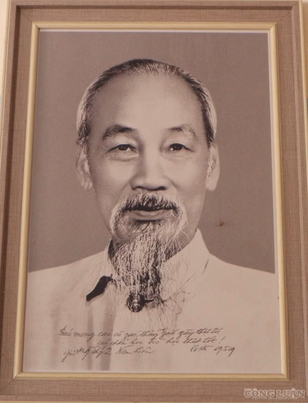 clo_br_buc-anh-chan-dung-bac-ho-tang-truong-cap-2-nam-lien-va-dong-chu-bac-mong-cac-co-giao-thay-giao-giay-that-tot-cac-chau-hoc-tro-hoc-that-tot.jpg
