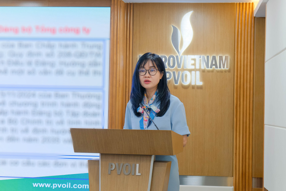 Bà Nguyễn Linh Giang – Phó Bí thư Đảng ủy, Thành viên HĐQT trình bày báo cáo công tác Đảng 3-8441.jpg