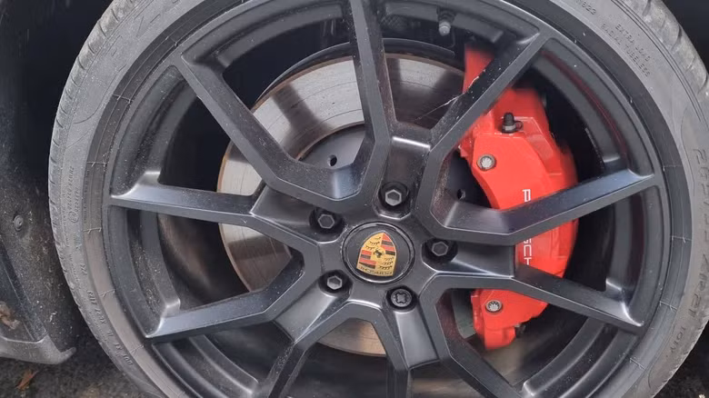 Heo phanh màu đỏ trên bánh xe Ferrari. Ảnh: Shutterstock