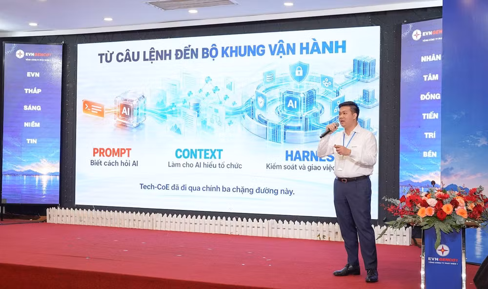 Ông Nguyễn Quang Huy – Trưởng ban Khoa học công nghệ và Đổi mới sáng tạo EVNGENCO1 giới thiệu giải pháp “Nền tảng AI tập trung – Bộ não số cho toàn EVNGENCO1”, hướng tới kết nối dữ liệu, tri thức và hỗ trợ công tác quản trị trong toàn Tổng công ty.