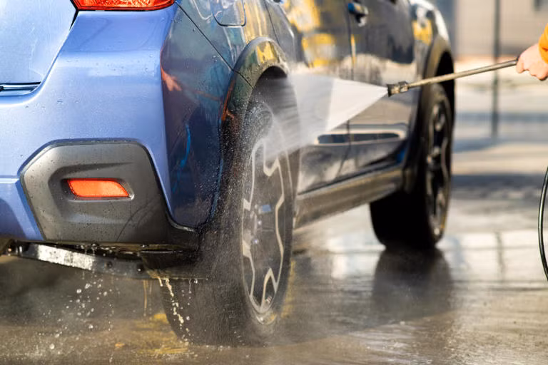 Rửa xe ô tô với vòi xịt áp suất. Ảnh: Autoblog