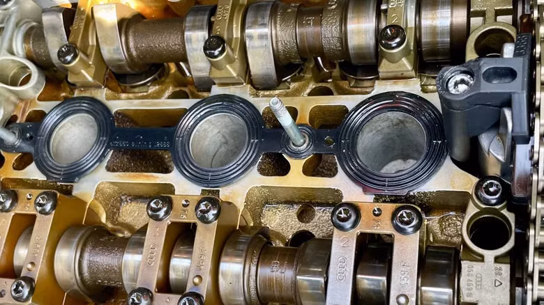 Động cơ ô tô. Ảnh: Jalopnik