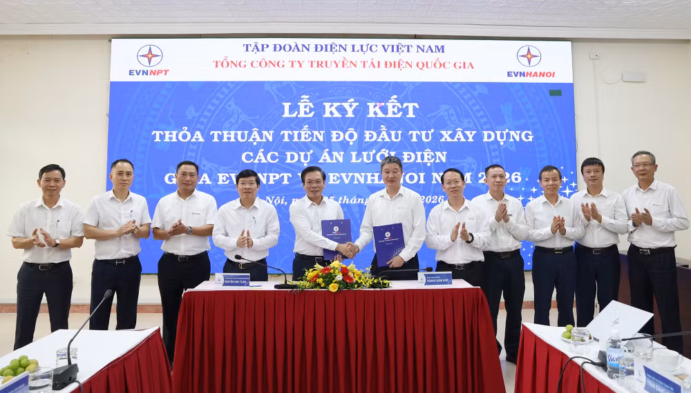 Lãnh đạo 2 Tổng công ty trao thỏa thuận tiến độ đầu tư xây dựng lưới điện sau khi ký kết