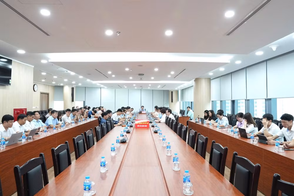 Hội nghị được tổ chức theo hình thức trực tiếp kết hợp trực tuyến tới các điểm cầu: Trung tâm Điều hành sản xuất tại Quảng Ninh và các công ty con, đơn vị trực thuộc TKV.