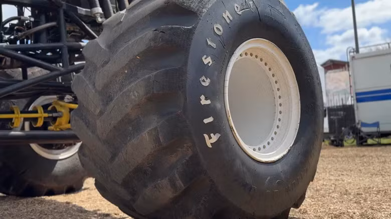 Bánh xe của chiếc Bigfoot 5. Ảnh: SlashGear