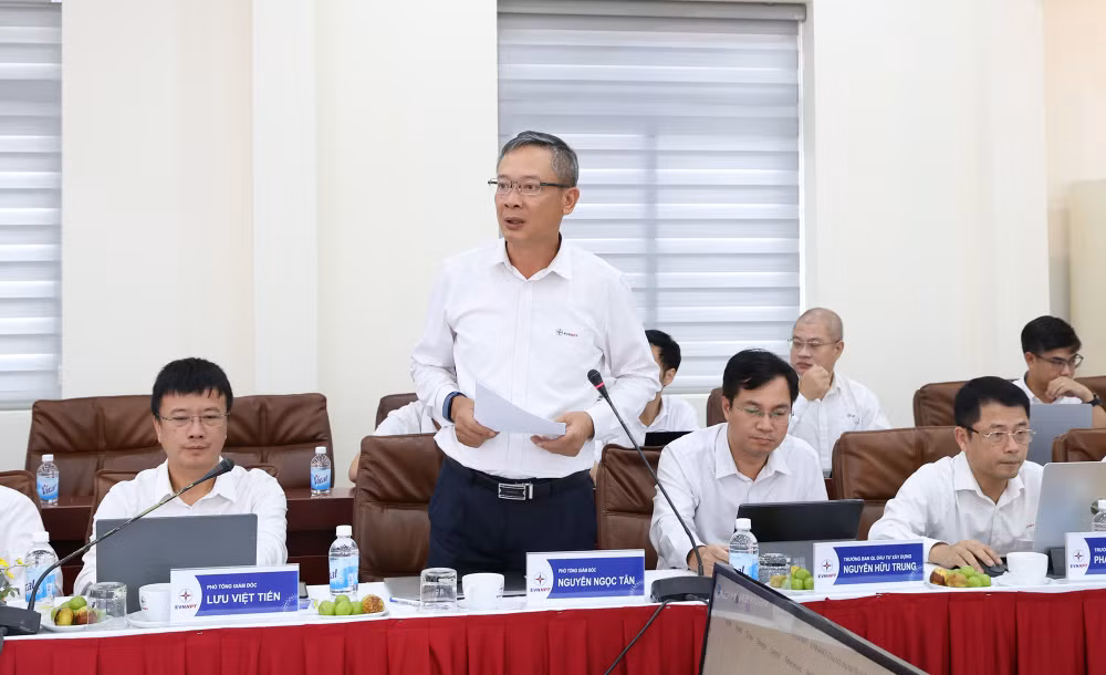 Phó Tổng giám đốc EVNNPT Nguyễn Ngọc Tân báo cáo tại buổi làm việc