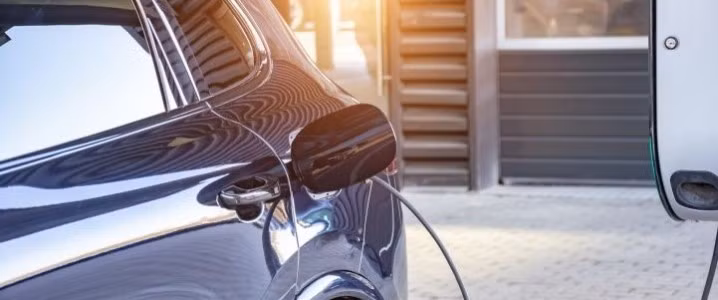 Hình minh họa xe điện tại trạm sạc. Ảnh: Oil Price