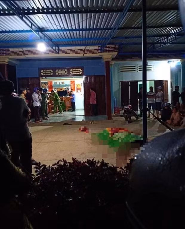 Tại hiện trường, thi thể nạn nhân nằm chết trên vũng máu trước sân nhà.