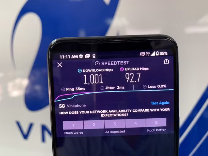 Khách hàng đo thử tốc độ VinaPhone 5G tại TP Hồ Chí Minh.