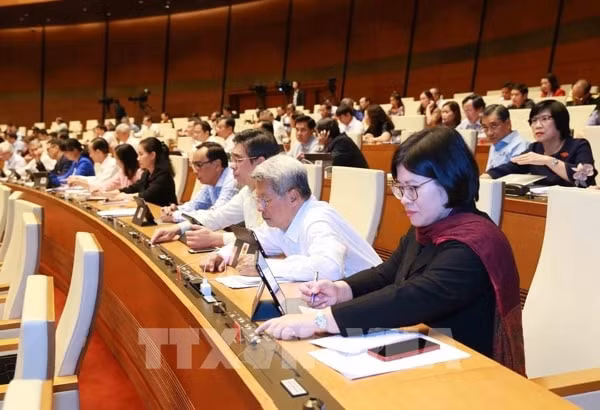 Đại biểu Quốc hội biểu quyết thông qua dự thảo Nghị quyết về dự toán ngân sách nhà nước năm 2021, chiều 12/11/2020. Ảnh: TTXVN