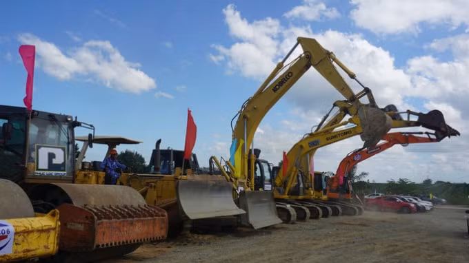 Các phương tiện cơ giới thi công cao tốc Phan Thiết - Dầu Giây