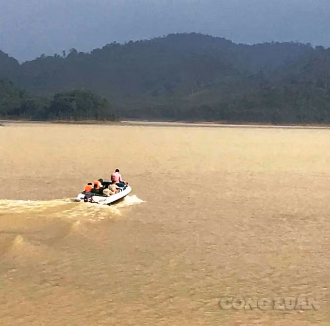Lòng hồ thủy điện Hương Điền.