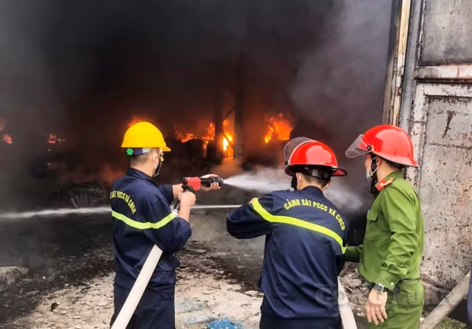 Lực lượng chức năng đang nỗ lực dập tắt đám cháy.&nbsp;