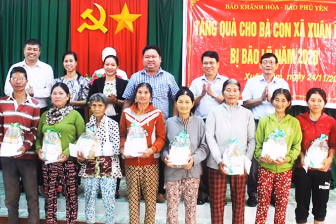 Lãnh đạo Báo Khánh Hòa và Báo Phú Yên trao quà cho người dân bị thiệt hại do bão lũ ở xã Xuân Lâm, huyện Đồng Xuân, Phú Yên. Ảnh: Thiện Tâm