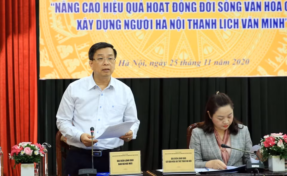 Tổng Biên tập Báo Hànộimới Nguyễn Hoàng Long phát biểu đề dẫn tại tọa đàm.