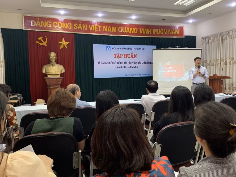Nhà báo Nguyễn Hoàng Nhật, Phó Tổng biên tập báo điện tử Vietnam Plus (Thông tấn xã Việt Nam) giới thiệu và chia sẻ kinh nghiệm về kỹ năng làm báo, trình bày bằng xu hướng longform...