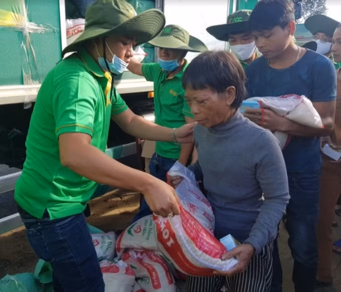 Những phần quà ý nghĩa và thiết thực được gửi tới bà con.