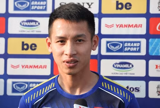 Hùng Dũng trả lời phỏng vấn truyền thông trong ngày Hà Nội FC hội quân chuẩn bị mùa giải V.League 2021. Ảnh: TL