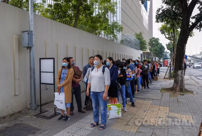Ghi nhận của PV sáng 25/11 tại cổng Đại sứ quán Nhật Bản, có hàng trăm người xếp hàng chờ nộp hồ sơ xin cấp mới visa.