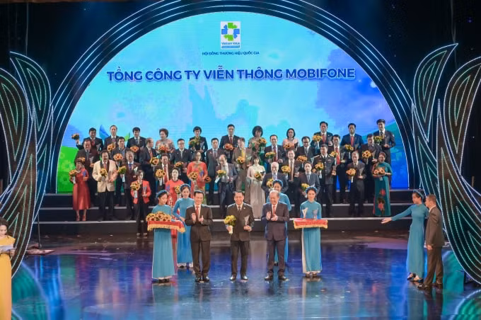 Đại diện MobiFone, ông Bùi Sơn Nam – Phó TGĐ, nhận hoa và biểu tượng Thương hiệu Quốc gia do Phó Thủ tướng Thường trực Chính phủ Trương Hòa Bình và Bộ trưởng Bộ TT&TT Nguyễn Mạnh Hùng trao tặng