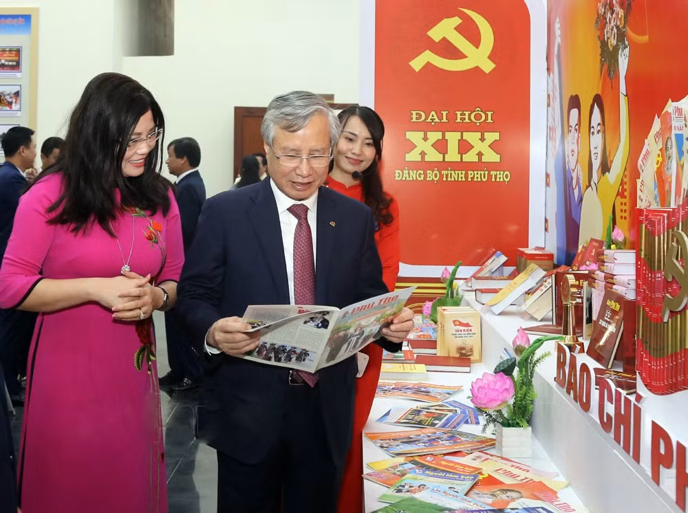 Nhà báo Nguyễn Kim Chi và Thường trực Ban Bí thư Trần Quốc Vượng thăm quan các gian trưng bày báo chí Phú Thọ tại Đại hội Đảng bộ tỉnh.