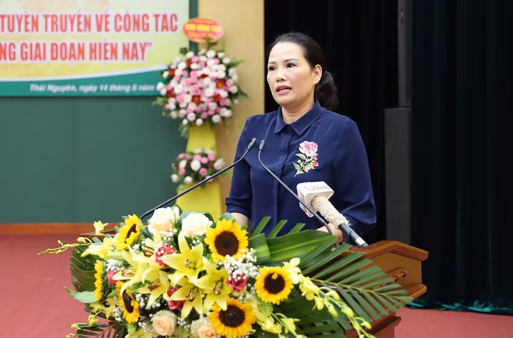 Nhà báo Nguyễn Kim Chi, Tổng Biên tập Báo Phú Thọ, Chủ tịch Hội Nhà báo Phú Thọ phát biểu chia sẻ kinh nghiệm về hoạt động của Hội nhà báo tỉnh Phú Thọ.