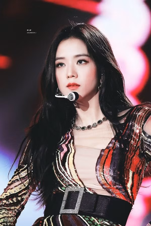 Hoa Hậu Đỗ Thị Hà chỉ follow 3 thành viên nhóm nhạc Hàn, bỏ quên Jisoo