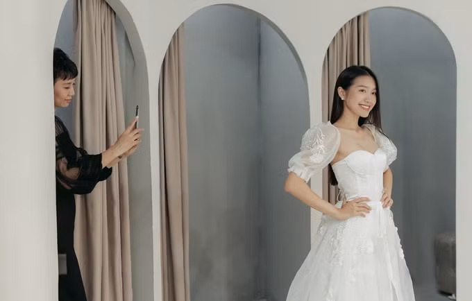 Không rõ Doãn Hải My thử váy cưới với mục đích gì, nhưng những hình ảnh xinh đẹp của cô trong trang phục cô dâu vẫn khiến khán giả 'xao xuyến'.