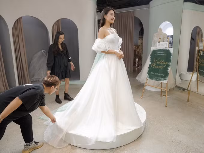 Doãn Hải My khoe bờ vai trần thon thả cực kỳ nuột nà và quyến rũ.