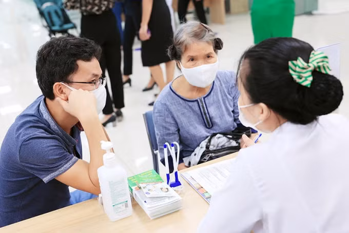 Đông đảo người dân đến nghiệm dịch vụ và thăm khám tại Nutrihome Cantavil trong ngày khai trương.