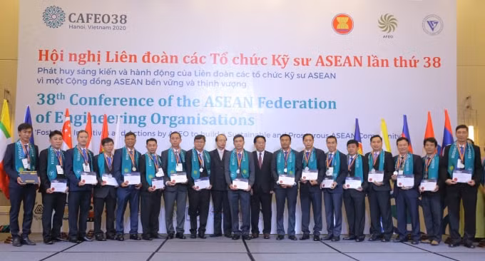 Các kỹ sư EVNHCMC nhận chứng chỉ Kỹ sư chuyên nghiệp ASEAN.