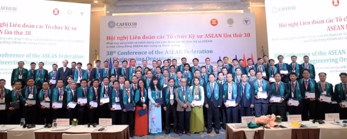 Trong hơn 110 kỹ sư nhận chứng chỉ Kỹ sư chuyên nghiệp ASEAN tại CAFEO-38, có 44 kỹ sư của EVNHCMC.