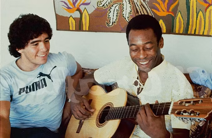 "Vua bóng đá" Pele và huyền thoại Maradona luôn dành cho nhau sự tôn trọng đặc biệt. Ảnh: vnexpress.vn