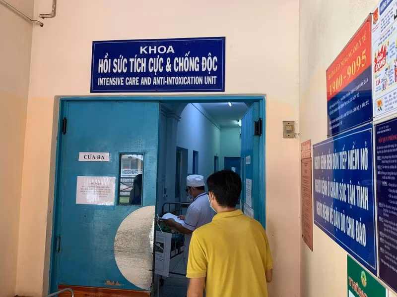 Bé C đang được chăm sóc đặc biệt tại bệnh viện. Ảnh: flo.vn