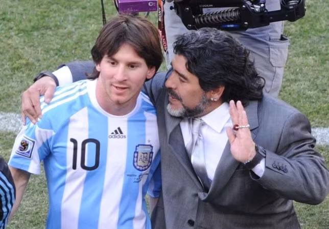 Messi và Diego Maradona. Ảnh: TL